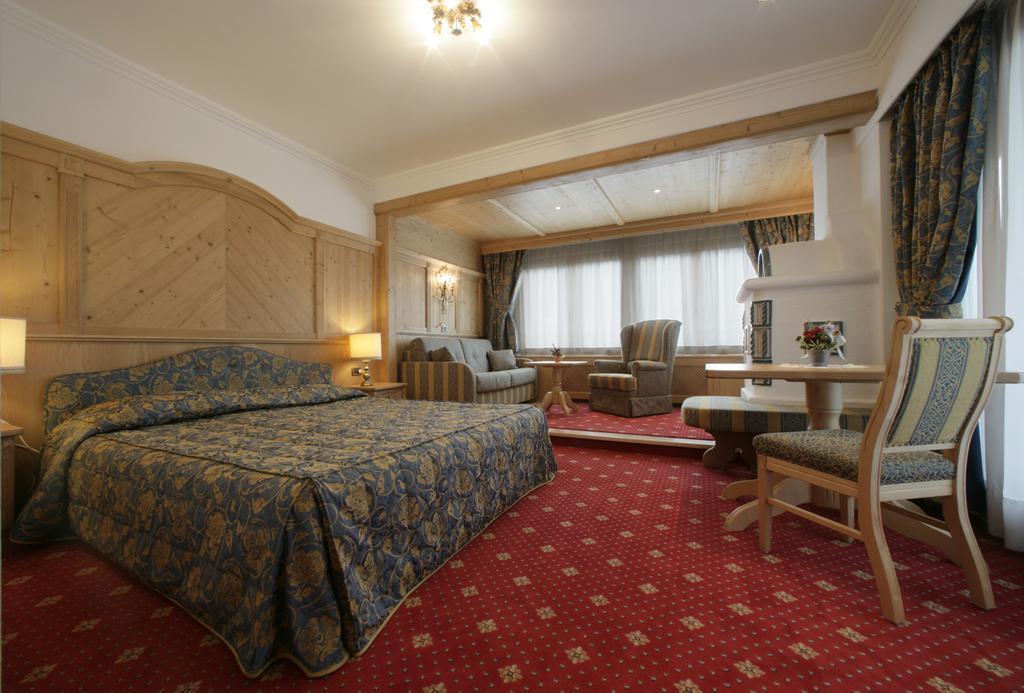 Alpen Hotel Corona Vigo di Fassa Rum bild