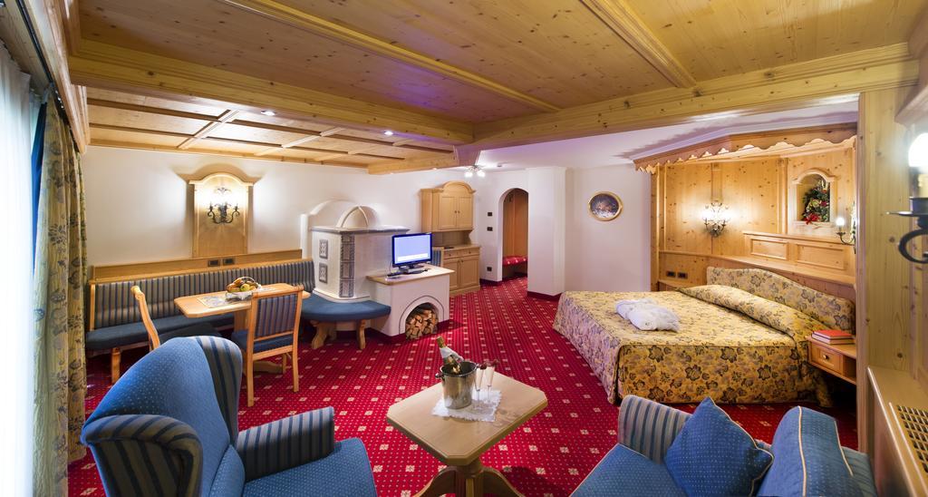 Alpen Hotel Corona Vigo di Fassa Exteriör bild