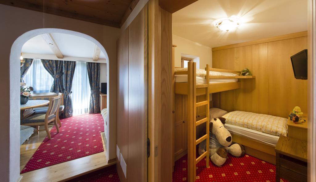 Alpen Hotel Corona Vigo di Fassa Rum bild