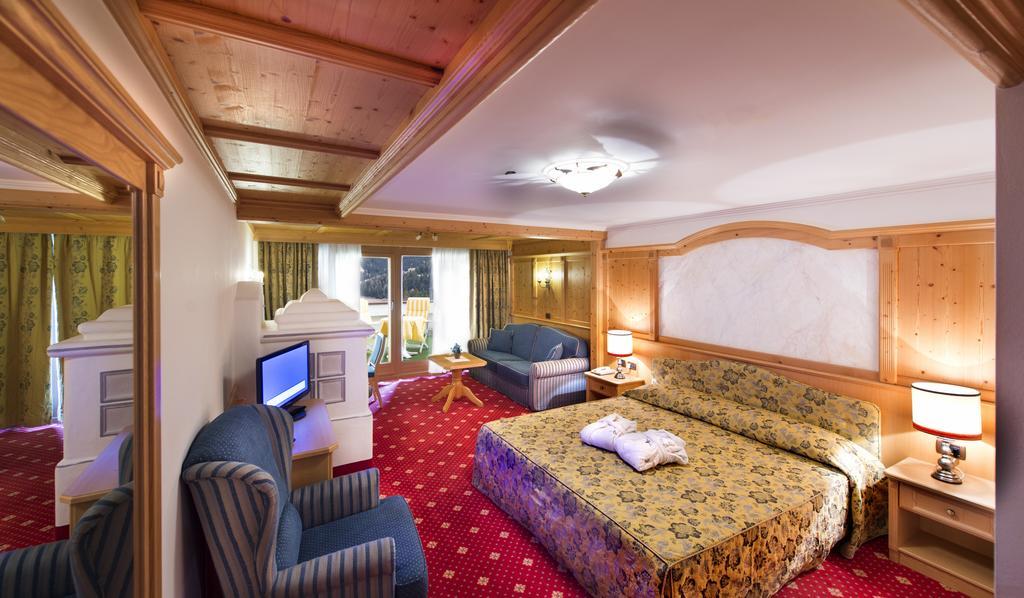 Alpen Hotel Corona Vigo di Fassa Exteriör bild